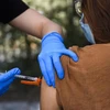 Nhân viên y tế tiêm vaccine phòng COVID-19 cho người dân tại Los Angeles, California, Mỹ. (Ảnh: AFP/TTXVN)