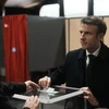 Tổng thống Pháp Emmanuel Macron bỏ phiếu trong vòng một cuộc bầu cử tổng thống tại Le Touquet ngày 10/4/2022. (Ảnh: AFP/TTXVN)