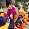 Lực lượng cứu hộ sơ tán người dân khỏi khu vực ngập lụt do bão Megi ở thị trấn Panay, tỉnh Capiz, Philippines ngày 12/4. (Ảnh: AFP/TTXVN)