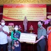 Tại chùa Candanransi (quận 3), ông Trương Hòa Bình, nguyên Ủy viên Bộ Chính trị, nguyên Phó Thủ tướng Thường trực Chính phủ, Chủ tịch Danh dự Quỹ bảo trợ học sinh dân tộc thiểu số và học sinh nghèo Báo Công an nhân dân trao quà cho đại diện đồng bào Khmer