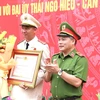 Thiếu tướng Nguyễn Văn Long, Thứ trưởng Bộ Công an trao Huân chương Dũng cảm cho Đại úy Thái Ngô Hiếu. (Ảnh: TTXVN phát)