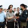 Thủ tướng Phạm Minh Chính kiểm tra công tác sẵn sàng chiến đấu của cán bộ, sỹ quan, chiến sỹ Trung đoàn không quân 937. (Ảnh: Dương Giang/TTXVN)