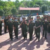 Trung tướng Nguyễn Quốc Thước và Trung tướng Khuất Duy Tiến cùng các đồng đội trở lại chiến trường xưa. (Ảnh: Dư Toán/TTXVN)