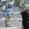 Robot phục vụ thực khách. (Nguồn: NHK)