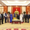 Tổng Bí thư Nguyễn Phú Trọng và Chủ tịch Hạ viện Ấn Độ Om Birla chụp ảnh chung với các đại biểu. (Ảnh: Trí Dũng/TTXVN)