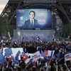 Người ủng hộ mừng ông Emmanuel Macron giành chiến thắng trong cuộc bầu cử Tổng thống Pháp vòng hai, tại Paris, ngày 24/4. (Ảnh: AFP/TTXVN)