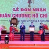 Thủ tướng Phạm Minh Chính trao Huân chương Hồ Chí Minh cho lãnh đạo tỉnh Sóc Trăng. (Ảnh: Dương Giang/TTXVN)