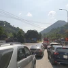 Phương tiện lưu thông trên đèo Bảo Lộc. (Nguồn: TTXVN)