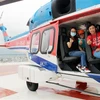 Du khách tham gia tour 'Ngắm Thành phố Hồ Chí Minh từ trên cao' bằng trực thăng. (Ảnh: Mỹ Phương/TTXVN)