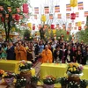 Hòa thượng Thích Tịnh Quang, Đại đức Thích Pháp Nhẫn cùng các Phật tử tại Đại lễ Phật Đản ở chùa Phổ Đà. (Ảnh: Phương Hoa/TTXVN)