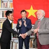 Chủ tịch Chi hội Hữu nghị Italy-Việt Nam vùng Veneto, ông Renato Darsie trao quyền sử dụng Nhà văn hóa Việt Nam cho đại diện của sinh viên Việt Nam. (Ảnh: Hải Linh/TTXVN)