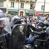 Người biểu tình quá khích đụng độ với cảnh sát trong cuộc tuần hành kỷ niệm Ngày Quốc tế Lao động 1/5 ở Paris, Pháp. (Ảnh: AFP/TTXVN)