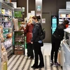 Người dân đeo khẩu trang phòng dịch COVID-19 tại siêu thị ở Rome, Italy. (Ảnh: THX/TTXVN)