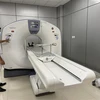 Nhân viên Bệnh viện Đa khoa khu vực Đồng Tháp Mười vận hành thử nghiệm máy CT. (Ảnh: Đức Hạnh/TTXVN)