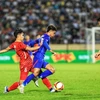 Pha truy cản của cầu thủ Thái Lan Airfan Doloh (số 6) đối với cầu thủ Campuchia. (Ảnh: Tuấn Anh/TTXVN)