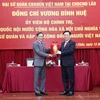 Chủ tịch Quốc hội Vương Đình Huệ tặng quà Đại sứ quán Việt Nam tại Lào. (Ảnh: Doãn Tấn/TTXVN)