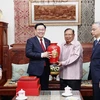 Chủ tịch Quốc hội Vương Đình Huệ tặng quà lưu niệm cho nguyên Tổng Bí thư, nguyên Chủ tịch nước Lào Bounnhang Vorachith. (Ảnh: Doãn Tấn/TTXVN)