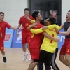Các cầu thủ Việt Nam ăn mừng sau chiến thắng kịch tính trước đội tuyển Thái Lan. (Ảnh: Thế Duyệt/TTXVN)