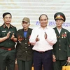 Chủ tịch nước Nguyễn Xuân Phúc thăm hỏi cựu chiến sỹ Điện Biên. (Ảnh: Thống Nhất/TTXVN)
