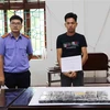 Đối tượng Má A Tồng, sinh năm 1994, hộ khẩu thường trú bản Can Tỷ 1, xã Ma Quai, huyện Sìn Hồ (Lai Châu) và tang vật 12 bánh heroin. (Ảnh: Nguyễn Oanh/TTXVN)