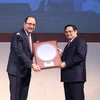 Lãnh đạo Tập đoàn Intel trao tặng phẩm lưu niệm cho Thủ tướng Phạm Minh Chính. (Ảnh: Dương Giang/TTXVN)