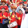 Các cổ động viên trên sân vận động Việt Trì cổ vũ nhiệt thành cho đội U23 Việt Nam. (Ảnh: TTXVN)