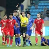 Trọng tài rút thẻ đỏ truất quyền thi đấu của cầu thủ đội Indonesia. (Ảnh: Quốc Khánh/TTXVN)