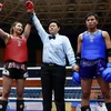  Nữ vận động viên Nguyễn Thị Phương Hậu (Việt Nam, giáp đỏ) thắng vận động viên Kaewrudd Kamtakrapoom (Thái Lan, giáp xanh) nội dung đối kháng hạng 63,5kg. (Ảnh: Hoàng Hùng/TTXVN)