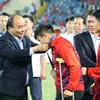 Chủ tịch nước Nguyễn Xuân Phúc trao huy chương Vàng cho các cầu thủ U23 Việt Nam. (Ảnh: Thống Nhất/TTXVN)