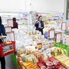 Người dân mua hàng hóa tại siêu thị. (Nguồn: TTXVN)