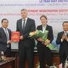Lãnh đạo tỉnh Bình Định trao giấy chứng nhận đầu tư cho đại diện Tập đoàn KURZ về dự án nhà máy sản xuất tại Bình Định hồi tháng 11/2021. (Ảnh: Phạm Kha/TTXVN)
