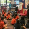 Đại sứ Việt Nam tại Australia Nguyễn Tất Thành trò chuyện với các em học sinh lớp tiếng Việt. (Nguồn: Baoquocte.vn)