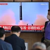Người dân theo dõi qua màn hình tivi ở nhà ga Seoul, Hàn Quốc về vụ phóng thử được cho là tên lửa đạn đạo của Triều Tiên, ngày 25/5. (Ảnh: AFP/TTXVN)
