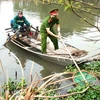 Đoàn viên làm vệ sinh môi trường hệ thống thủy lợi Bắc Hưng Hải. (Ảnh: Mai Ngoan/TTXVN)