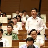Bộ trưởng Bộ Công Thương Nguyễn Hồng Diên trả lời để làm rõ các nội dung các câu hỏi có liên quan do các đại biểu quốc hội đặt ra. (Ảnh: An Đăng/TTXVN)