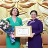 Chủ tịch Liên hiệp các Tổ chức hữu nghị Việt Nam Nguyễn Phương Nga trao trao tặng Kỷ niệm chương 'Vì hòa bình, hữu nghị giữa các dân tộc' cho Đại sứ Đặc mệnh toàn quyền Australia tại Việt Nam Robyn Mudie. (Ảnh: An Đăng/TTXVN)