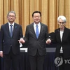 Thứ trưởng Ngoại giao Hàn Quốc Cho Hyun-dong (giữa) cùng người đồng cấp Mỹ Wendy Sherman (phải) và Nhật Bản Takeo Mori. (Nguồn: Yonhap)