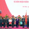 Chủ tịch nước Nguyễn Xuân Phúc trao tặng Huân chương Bảo vệ Tổ quốc hạng Ba cho Binh đoàn 11. (Ảnh: Thống Nhất/TTXVN)
