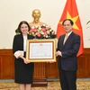 Bộ trưởng Bộ Ngoại giao Bùi Thanh Sơn trao Huân chương Hữu nghị tặng bà Robyn Mudie, Đại sứ Australia tại Việt Nam. (Nguồn: Baoquocte.vn)