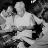 Ngày 30/9/1987, Chủ tịch Hội đồng Bộ trưởng Phạm Hùng thăm Nhà máy cơ khí Trần Hưng Đạo (Hà Nội). (Ảnh: Minh Đạo/TTXVN)