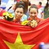 Hai vận động viên Việt Nam Hoàng Thị Phương Giang (trái, huy chương Vàng) và Dương Thúy Vi (huy chương Đồng) ở nội dung Trường quyền nữ. (Ảnh: Phạm Hậu/TTXVN)