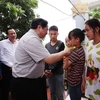 Thủ tướng Phạm Minh Chính thăm, tặng quà cho công nhân đang ở trọ tại thôn An Định, xã Tiền Phong, huyện Yên Dũng.(Ảnh: Dương Giang/TTXVN)