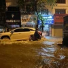 Nhiều đoạn ở phố Đội Cấn, quận Ba Đình ngập sâu do mưa lớn. (Ảnh: Phạm Kiên/TTXVN)