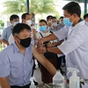 Hơn 500 công nhân, người lao động Công ty TNHH Juki Việt Nam (khu chế xuất Tân Thuận, quận 7, Thành phố Hồ Chí Minh) tiêm vaccine nhắc lại phòng COVID-19. (Ảnh: Thanh Vũ/TTXVN)