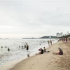 Bãi biển Nha Trang luôn tấp nập du khách. (Ảnh: Hồng Đạt/TTXVN)