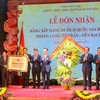 Lãnh đạo thành phố Hà Nội tặng hoa chúc mừng quận Hoàn Kiếm tại Lễ đón nhận bằng Di tích quốc gia đặc biệt Thăng Long tứ trấn-Đền Bạch Mã. (Ảnh: Tuấn Đức/TTXVN)