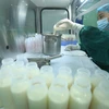 Nhân viên y tế Ngân hàng sữa mẹ thực hiện quy trình bảo quản sữa. (Ảnh: Minh Quyết/TTXVN)