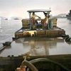 Lực lượng cảnh sát đường thủy tỉnh Đồng Nai phát hiện, kiểm tra phương tiện vận chuyển cát không rõ nguồn gốc. (Ảnh: TTXVN phát)