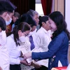 Phó Chủ tịch nước Võ Thị Ánh Xuân trao giấy chứng nhận danh hiệu 'Học không bao giờ cùng' cho các đại biểu được nhận học bổng. (Ảnh: Xuân Khu/TTXVN)