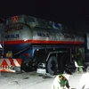 Xe bồn chở hóa chất đổ xuống bồn của cửa hàng bán lẻ xăng dầu Gia Khiêm Vũng Tàu. (Ảnh: TTXVN phát)